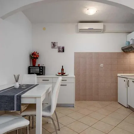 Apartment Petra 2 *